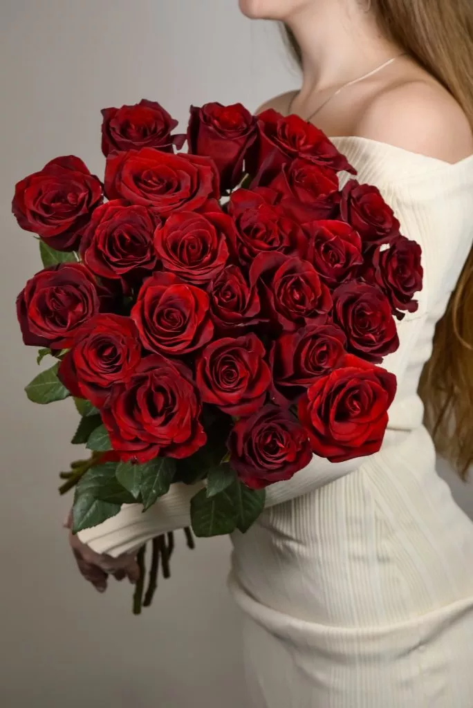 23 красных роз