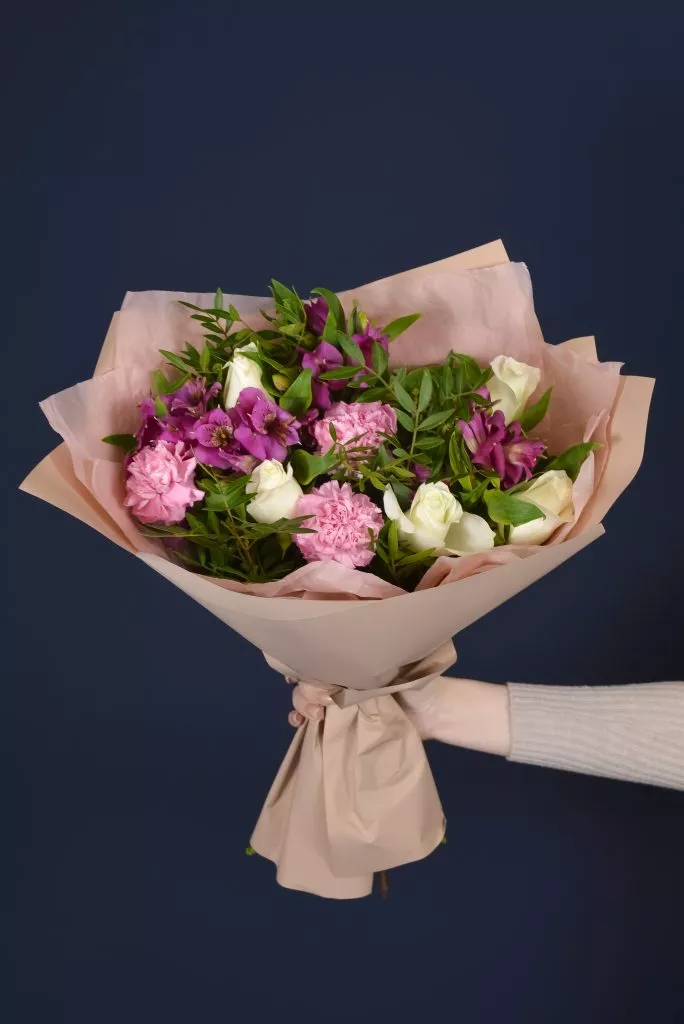 Букет с гвоздикой, фисташкой, розами и альстромериями