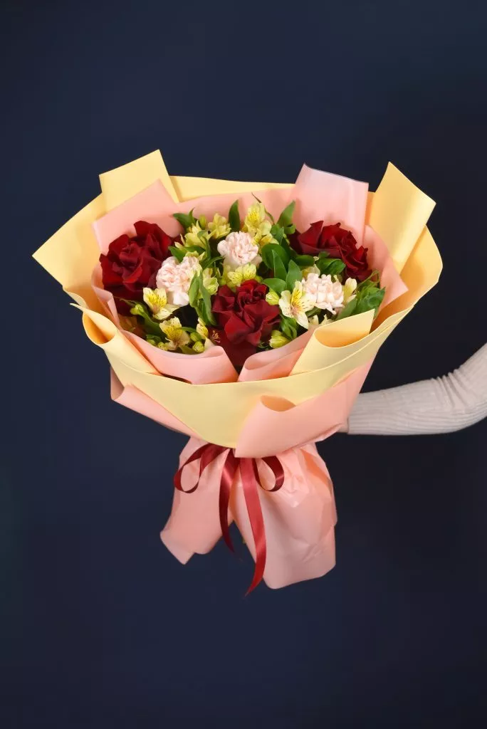 Букет с гвоздикой, розами и альстромериями