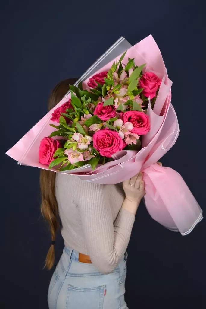 Букет с розами и альстромериями