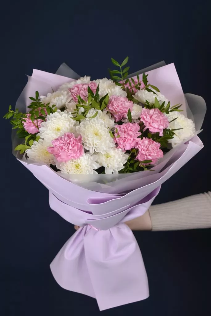 Букет с хризантемами, гвоздиками и фисташкой