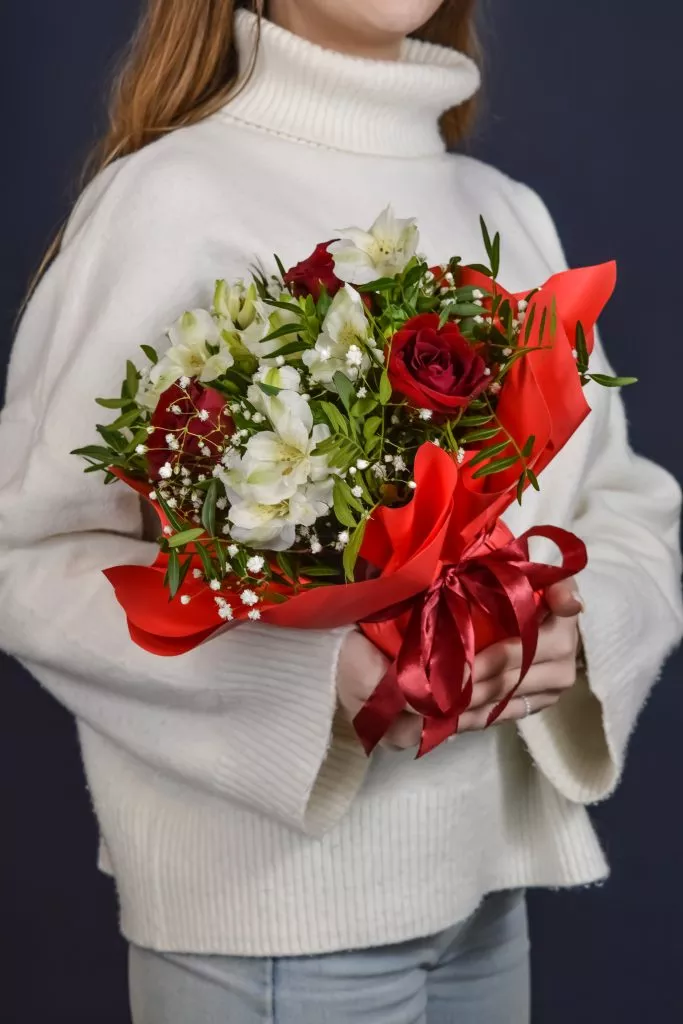 Композиция с розами, альстромериями и гипсофилой