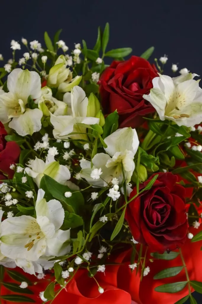 Композиция с розами, альстромериями и гипсофилой