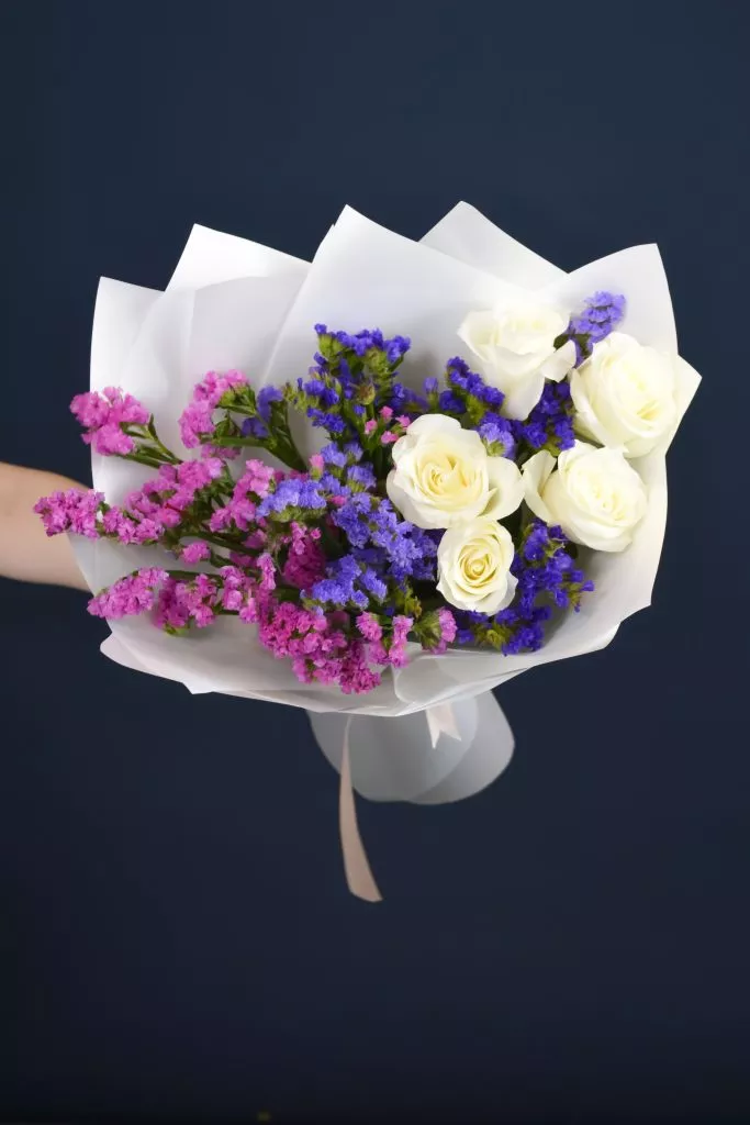 Букет с розами и статицей