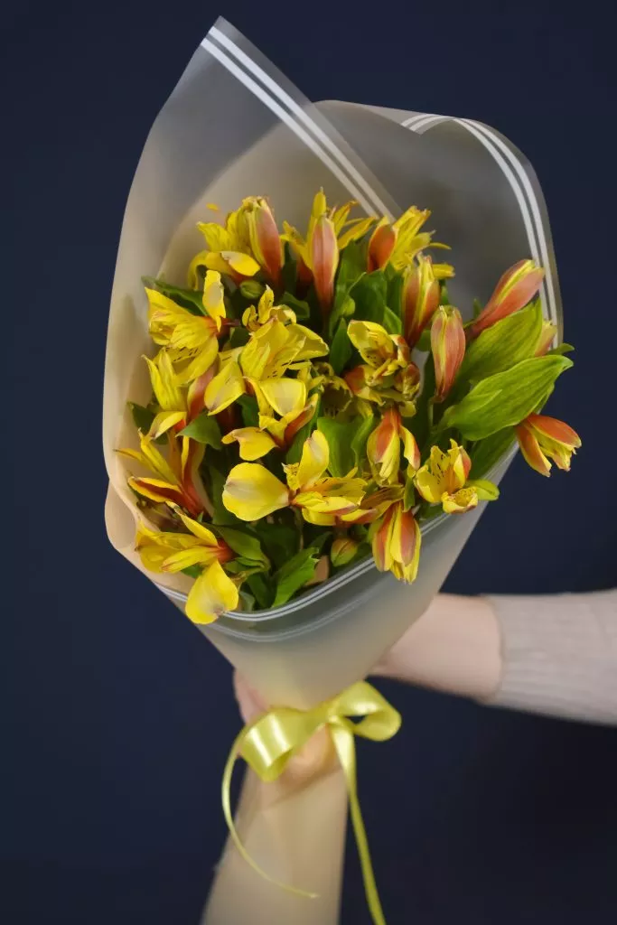 3 жёлтых альстромерии