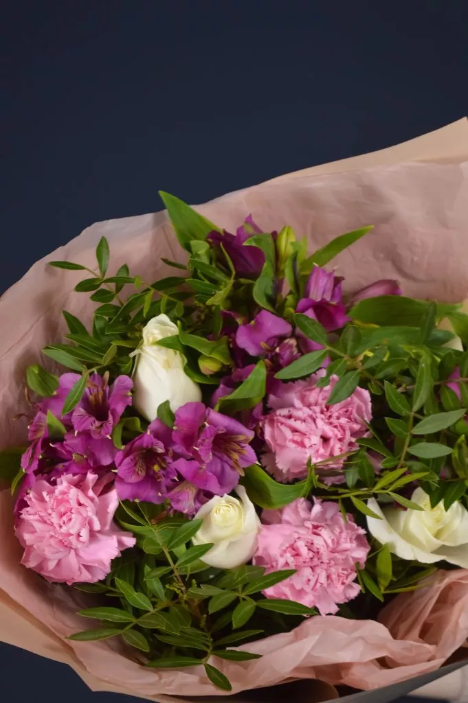 Букет с гвоздикой, фисташкой, розами и альстромериями