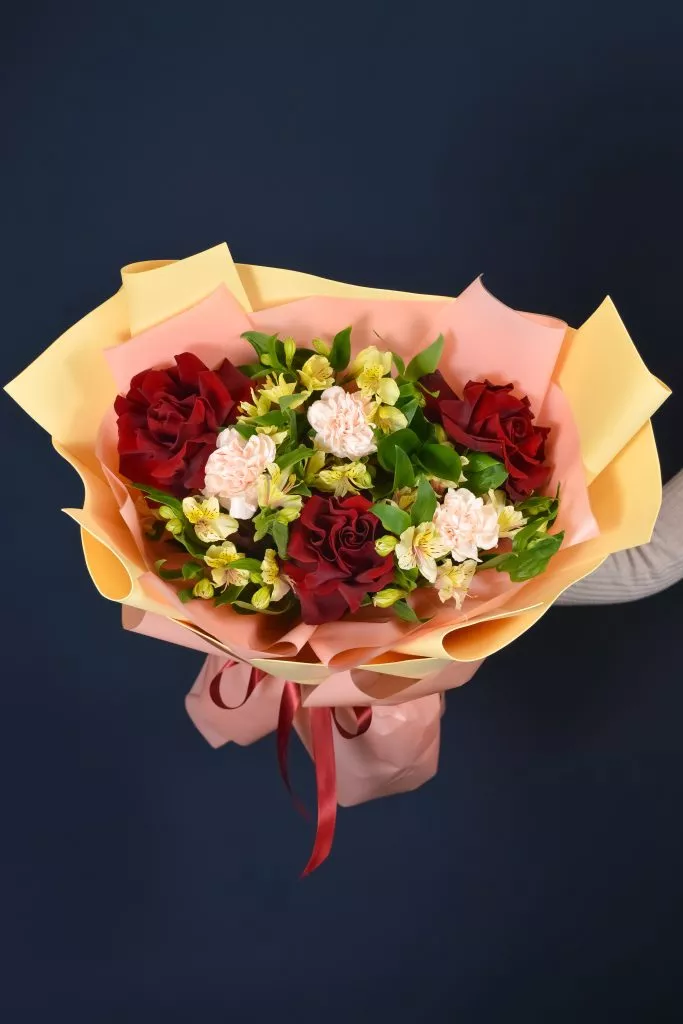 Букет с гвоздикой, розами и альстромериями