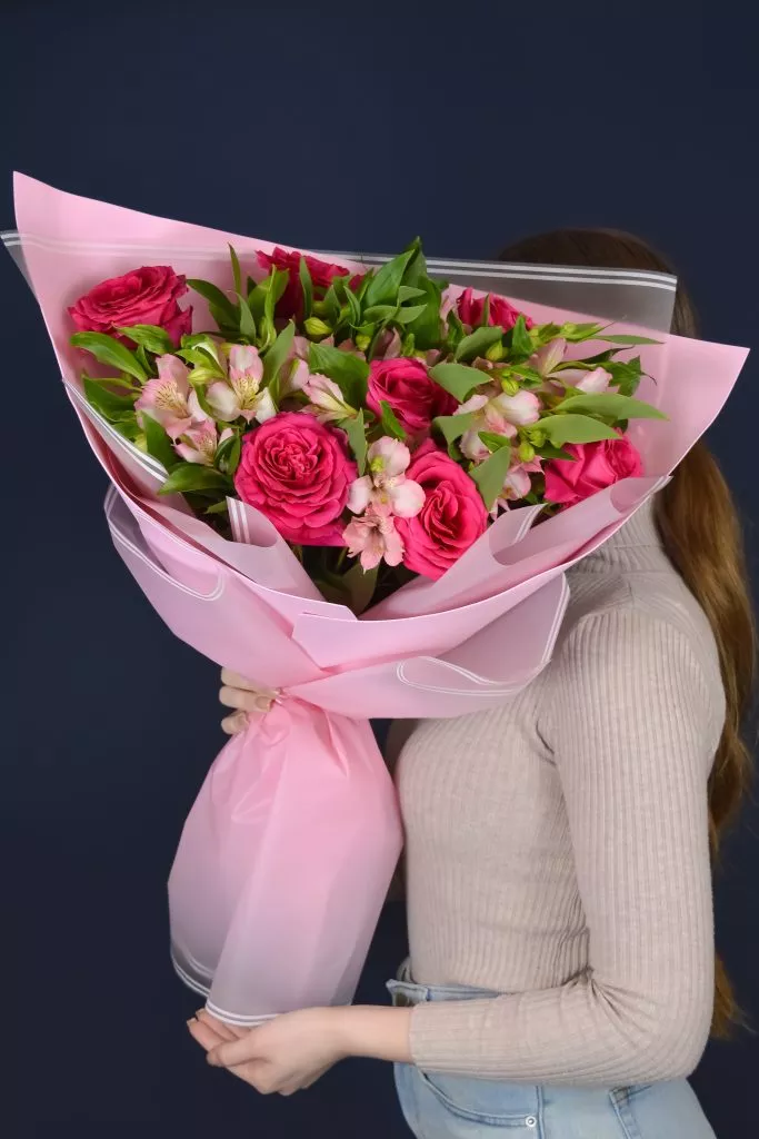 Букет с розами и альстромериями