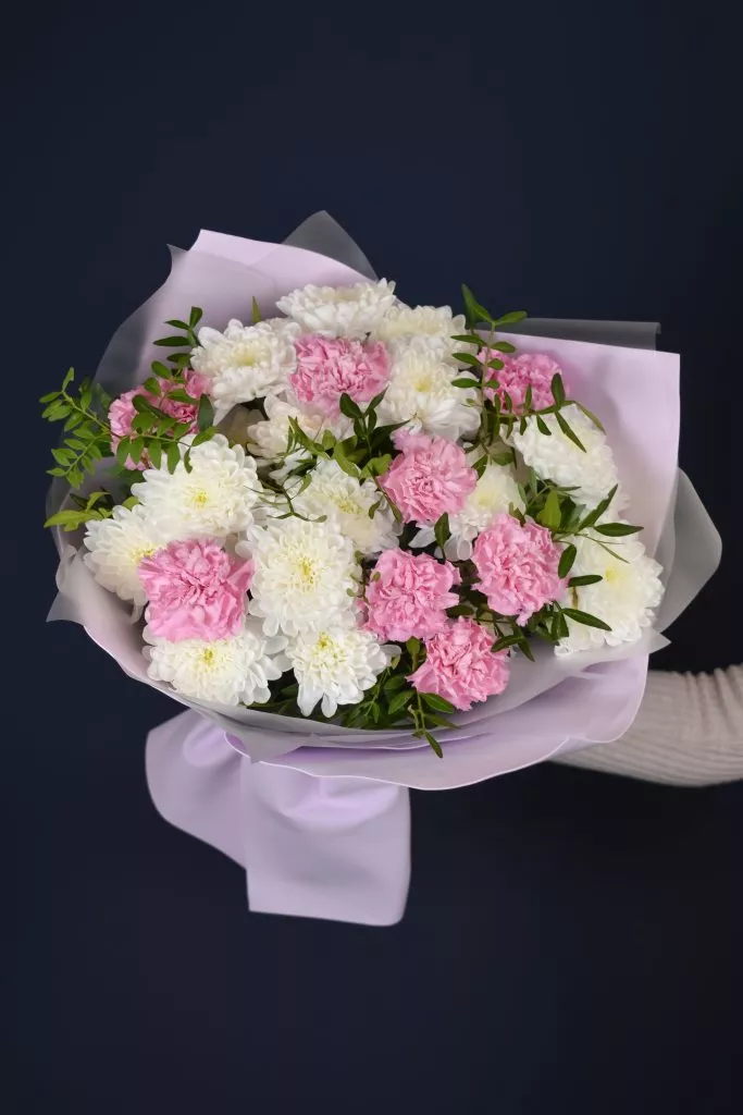 Букет с хризантемами, гвоздиками и фисташкой