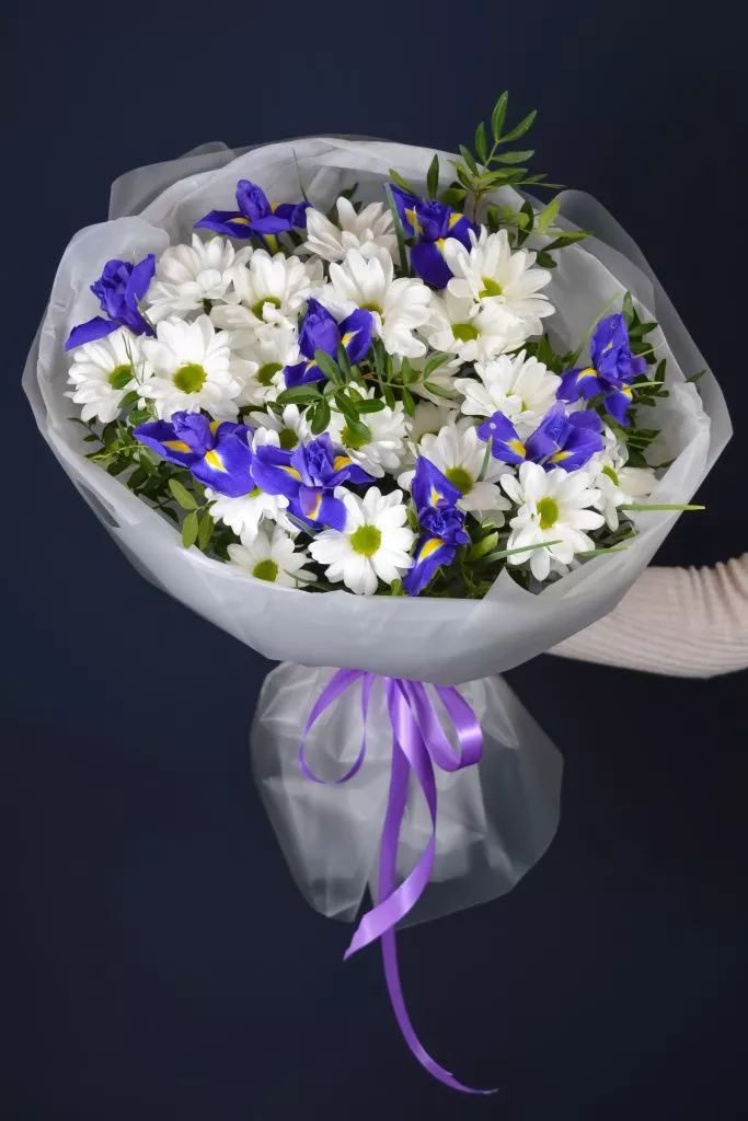 Букет с хризантемой и ирисами