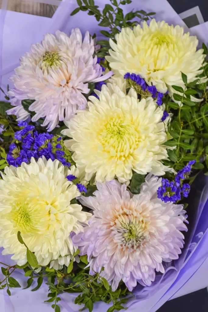 Букет с хризантемами и статицей