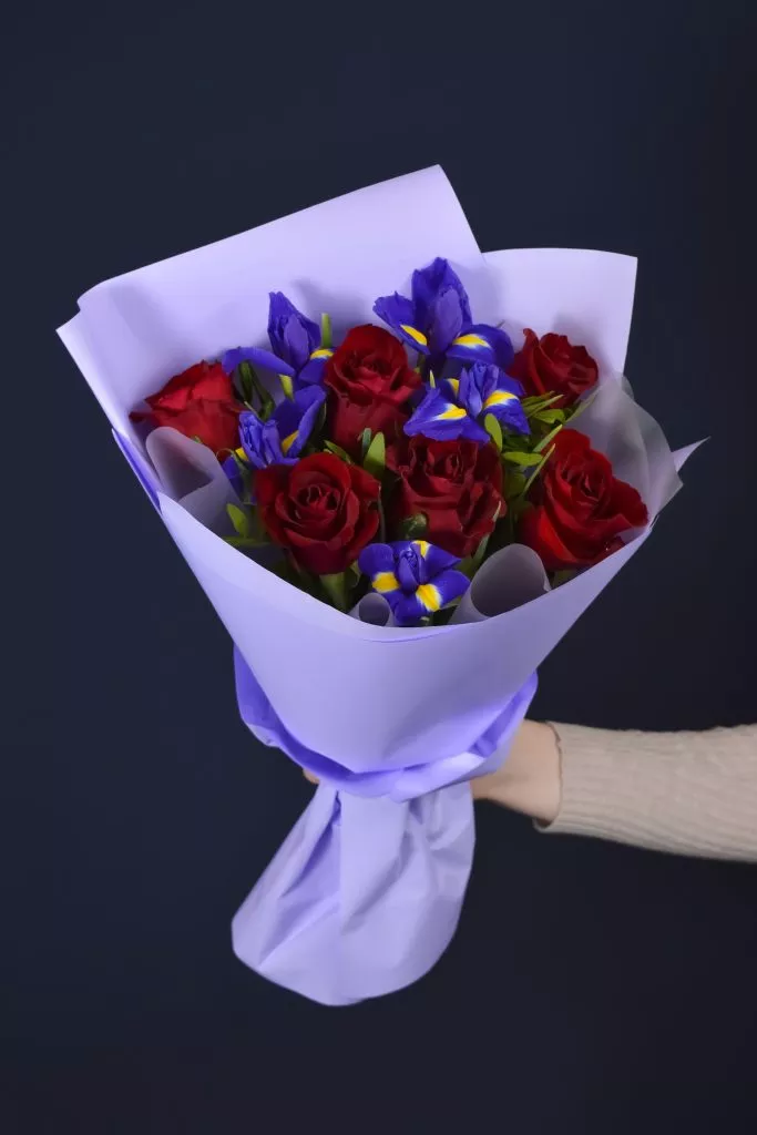 Букет из роз и ирисов