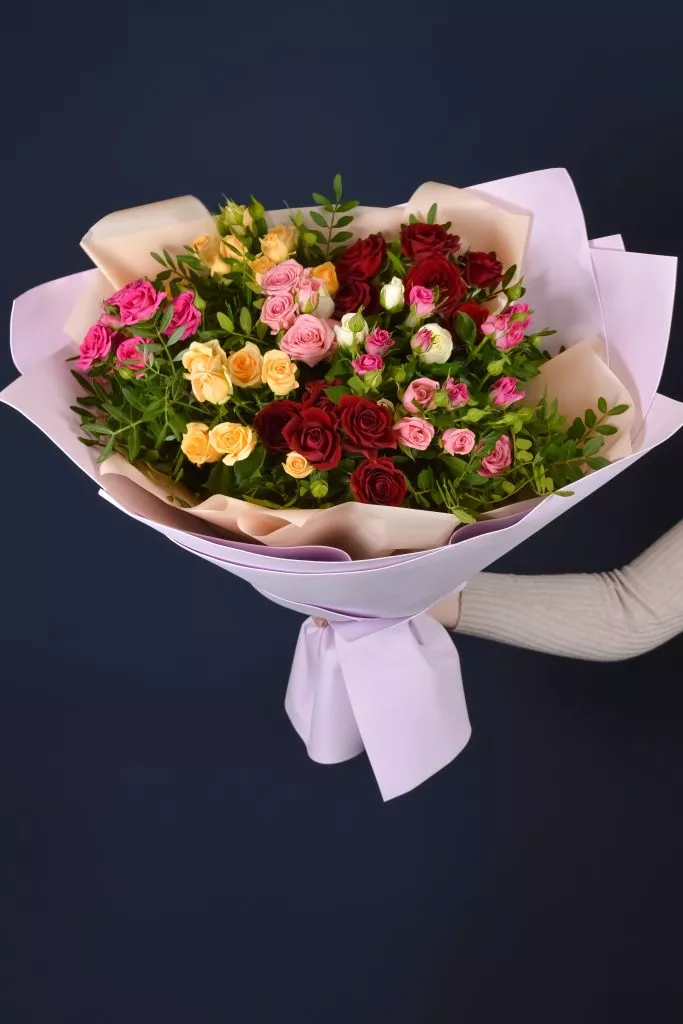 Букет с кустовыми розами и фисташкой