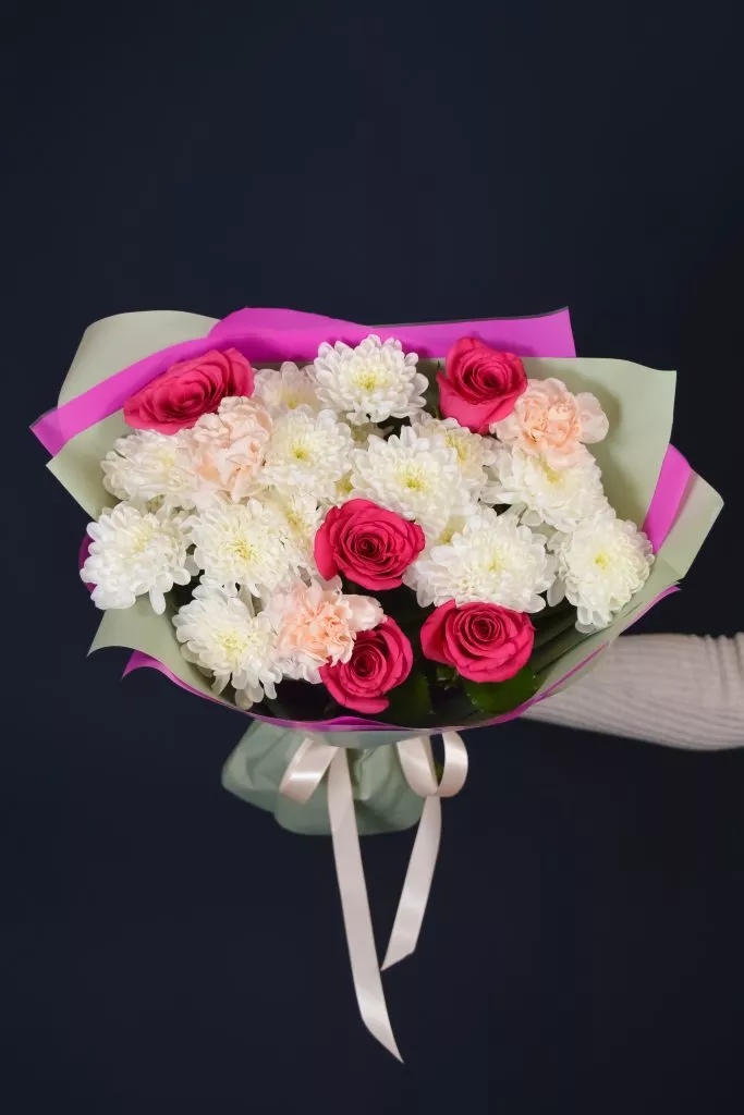 Букет с розами, гвоздиками и хризантемами