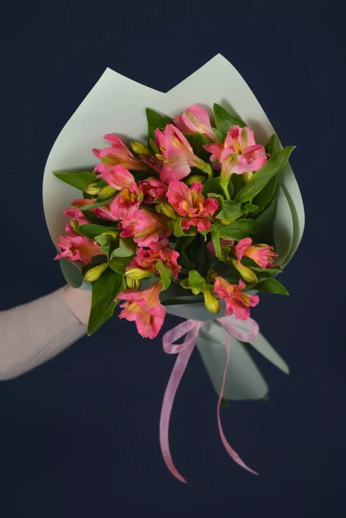 3 розовые альстромерии