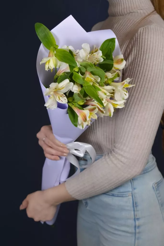 3 белые альстромерии