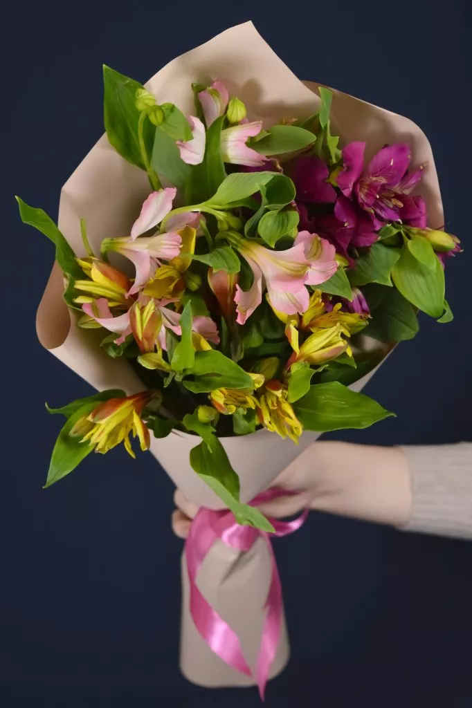 3 разноцветные альстромерии