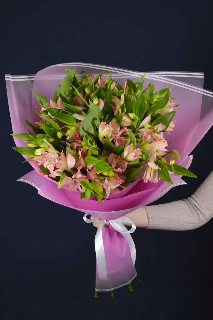 9 нежно-розовых альстромерий