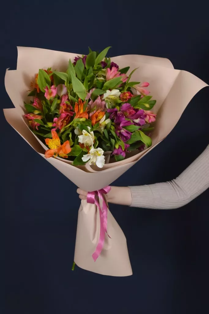 9 разноцветных альстромерий