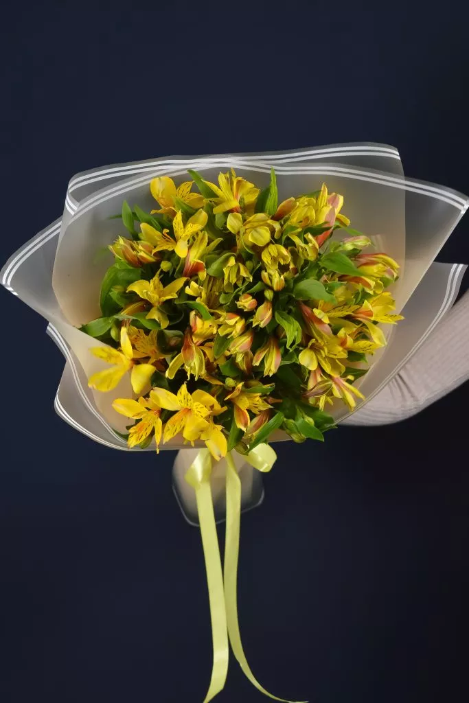 9 жёлтых альстромерий