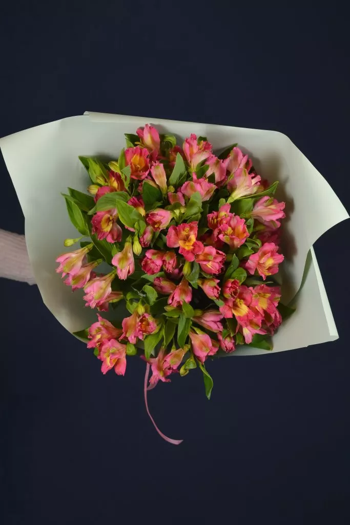 9 розовых ярких альстромерий