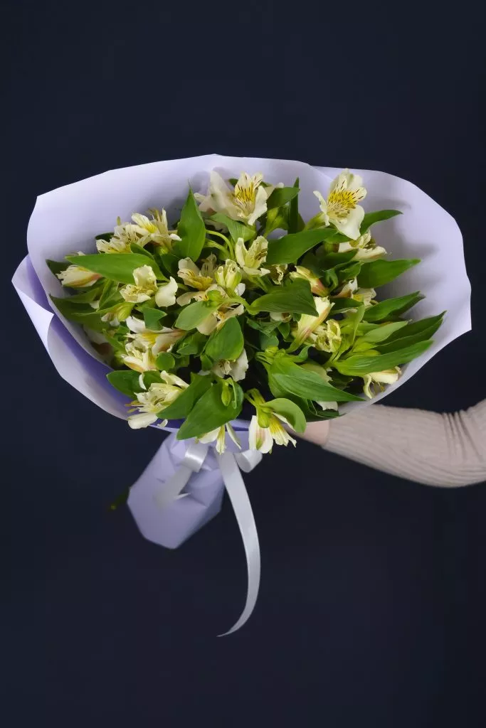 9 белых альстромерий