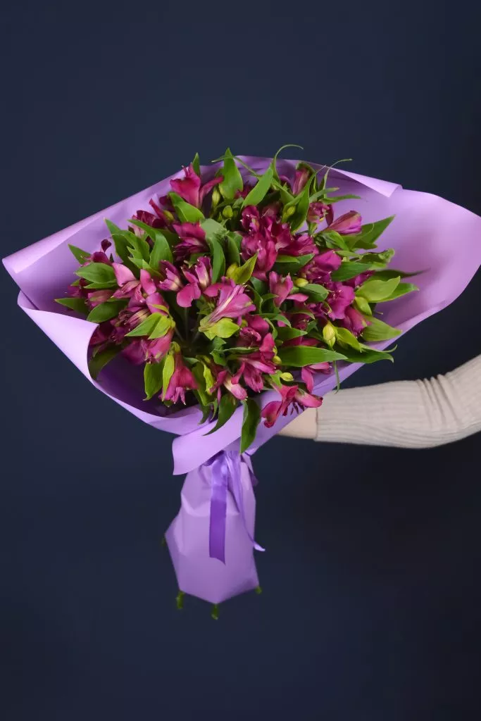 9 фиолетовых альстромерий