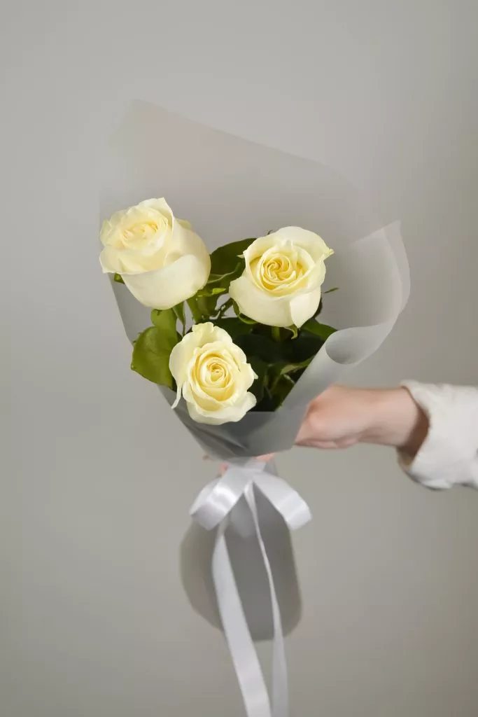 3 белые розы Эквадор