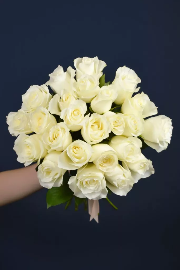 25 белых роз 40 см