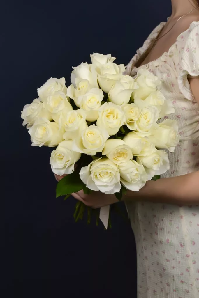 25 белых роз 40 см