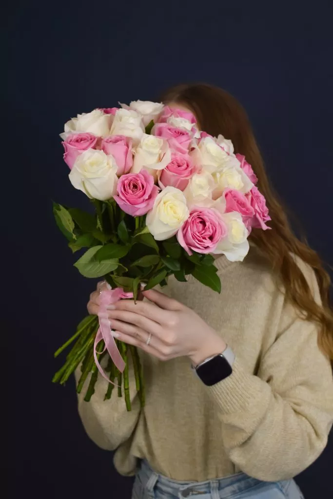25 бело-розовых роз 40 см в оформлении