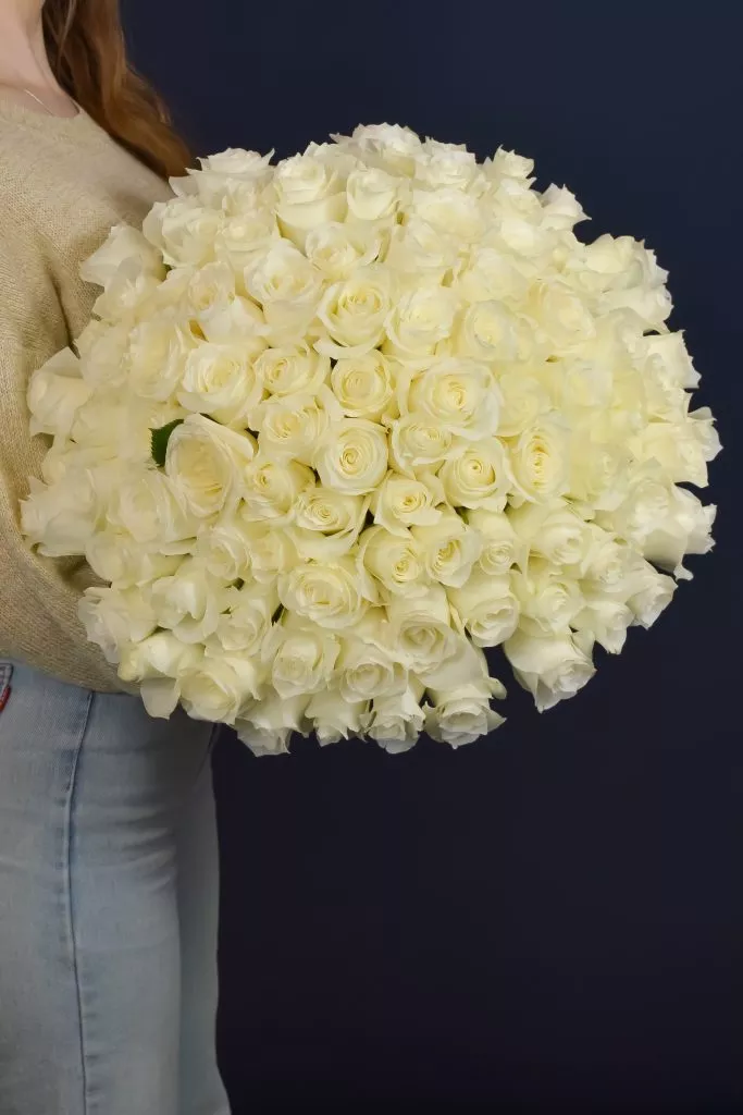 75 белых роз 40 см