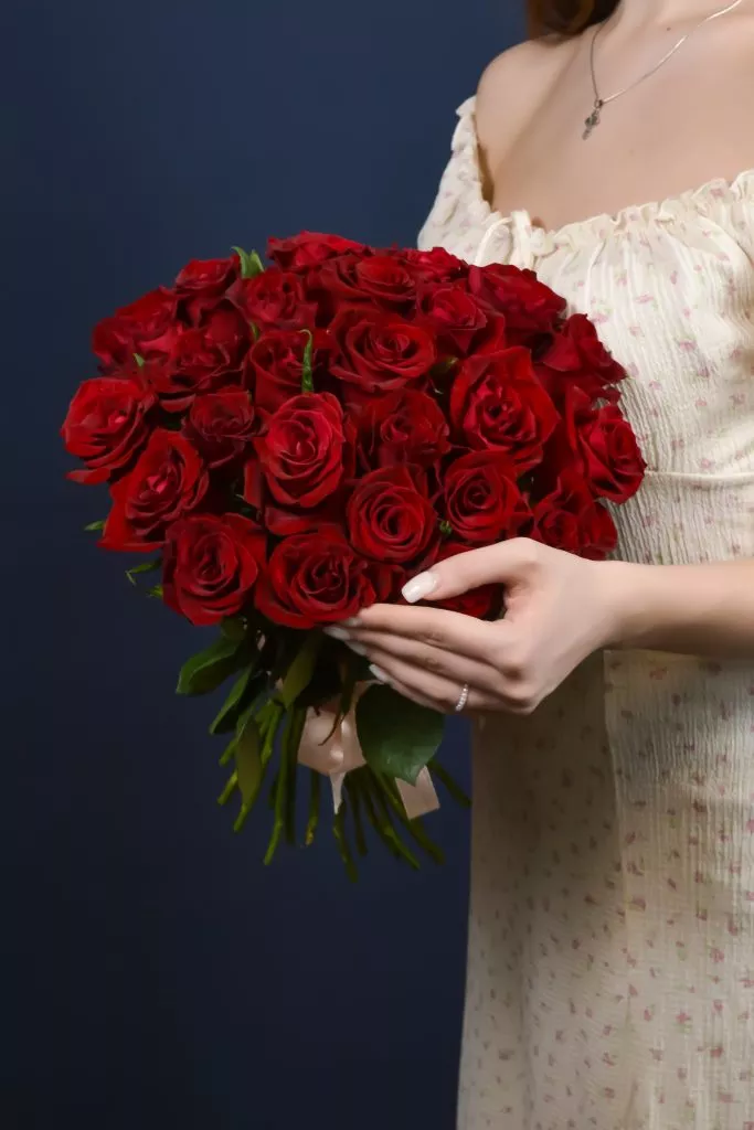 25 красных роз 40 см