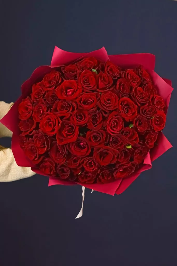 51 красная роза 40 см в оформлении