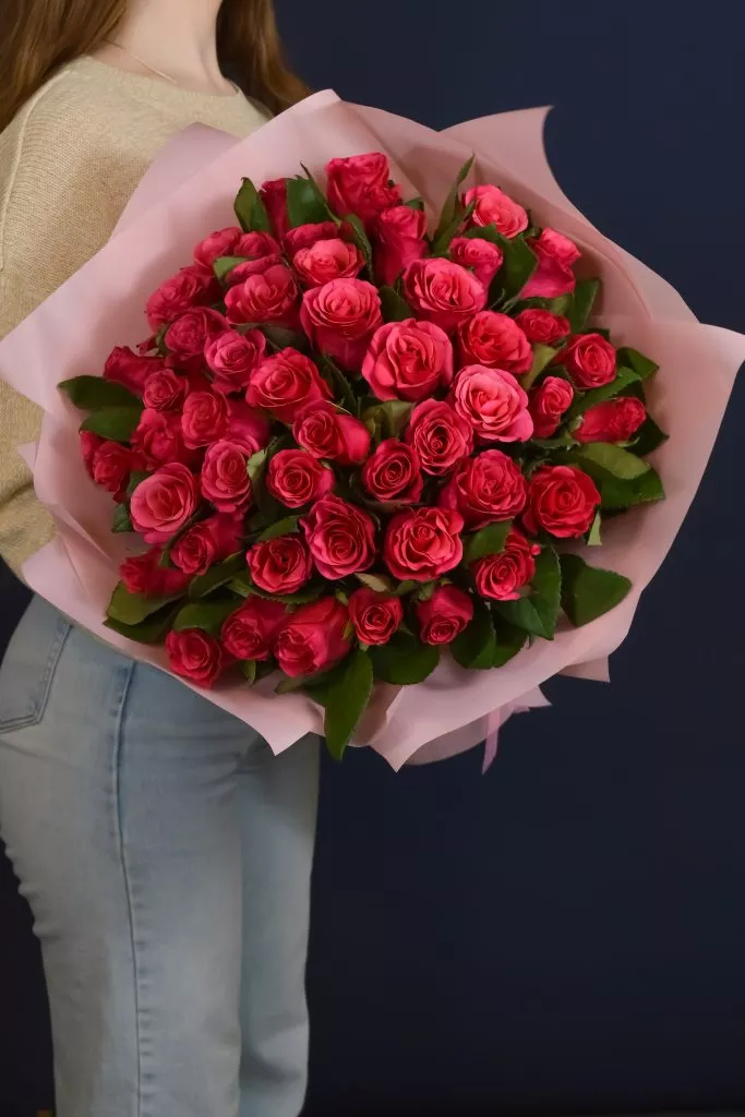 51 малиновая роза 40 см в оформлении