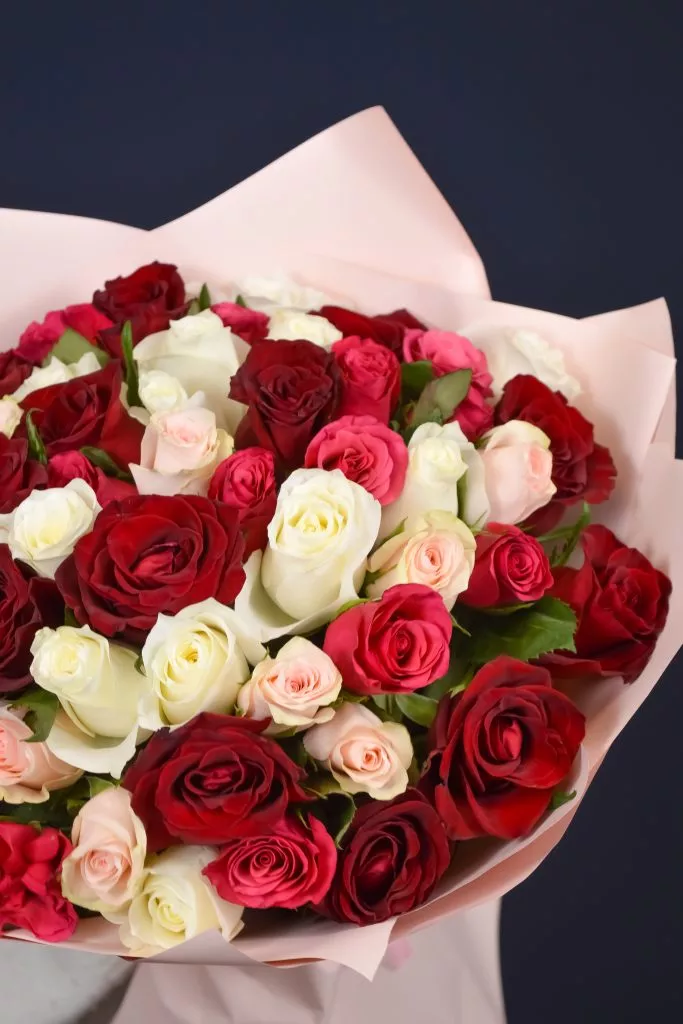 51 роза микс 40 см в оформлении