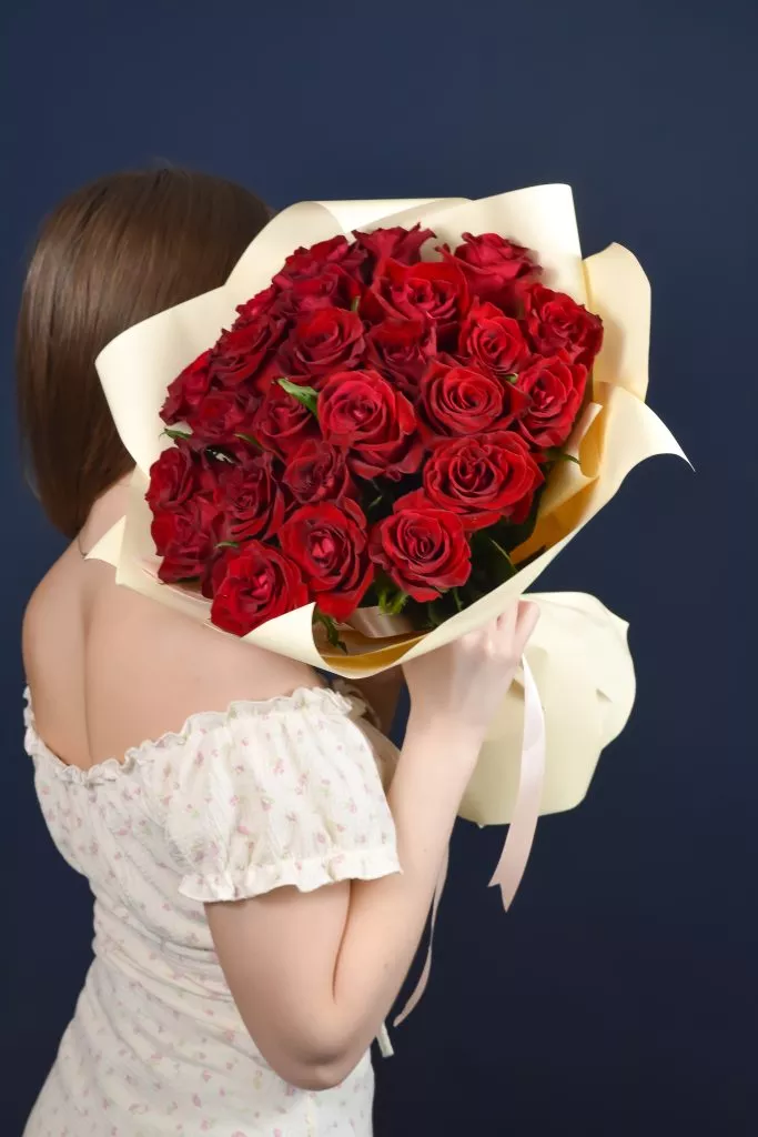 25 красных роз 40 см в оформлении
