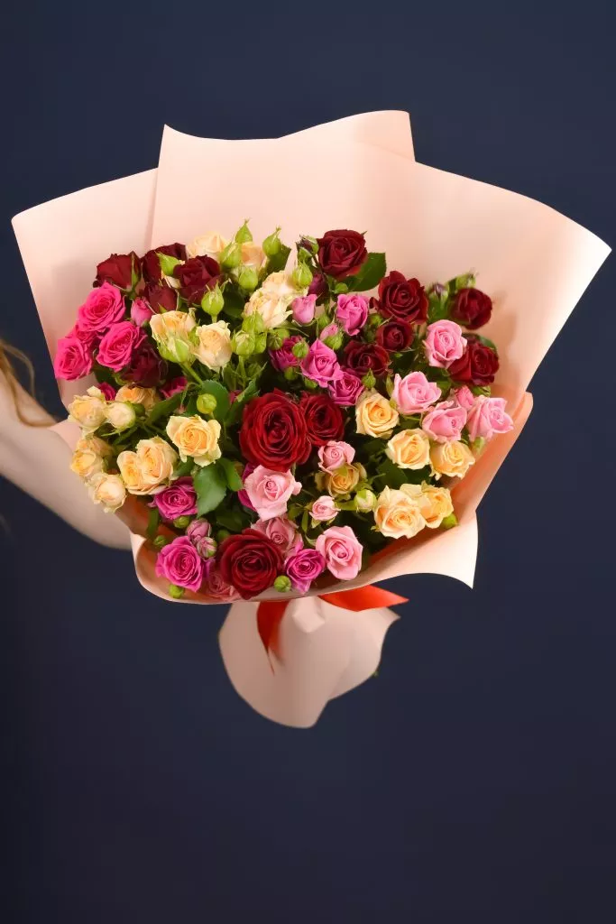 11 кустовых роз микс в оформлении