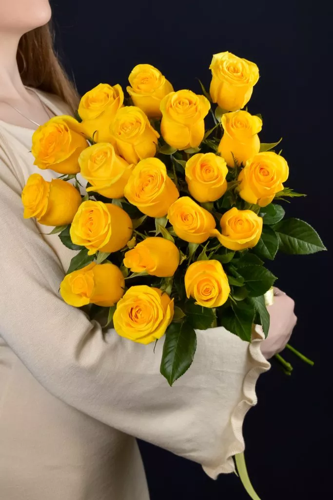 19 желтых роз