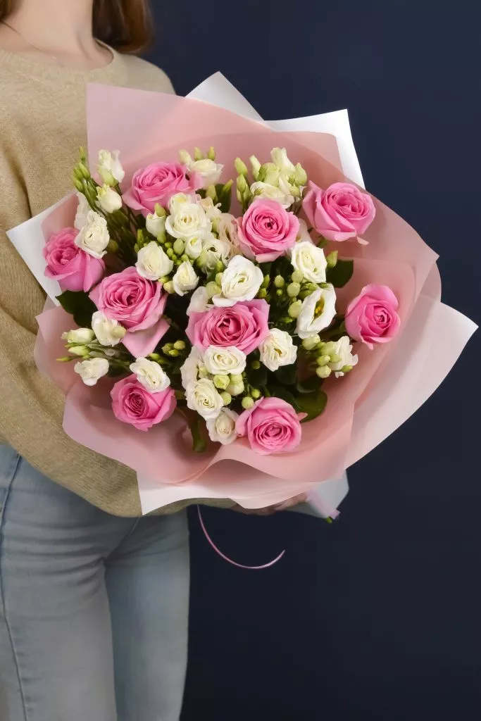 Букет с розами и эустомой