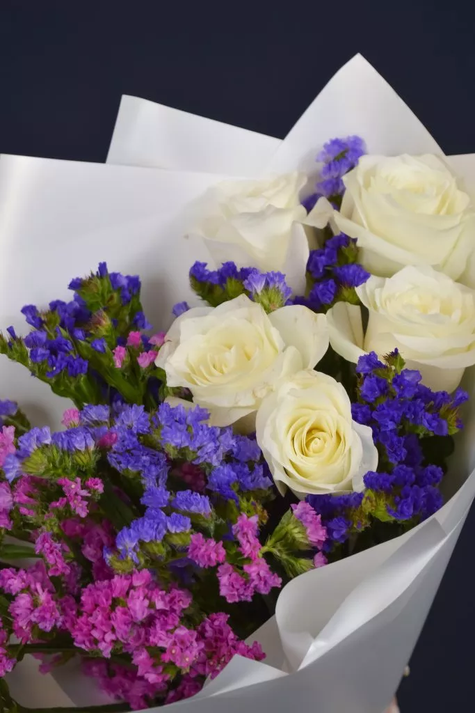 Букет с розами и статицей