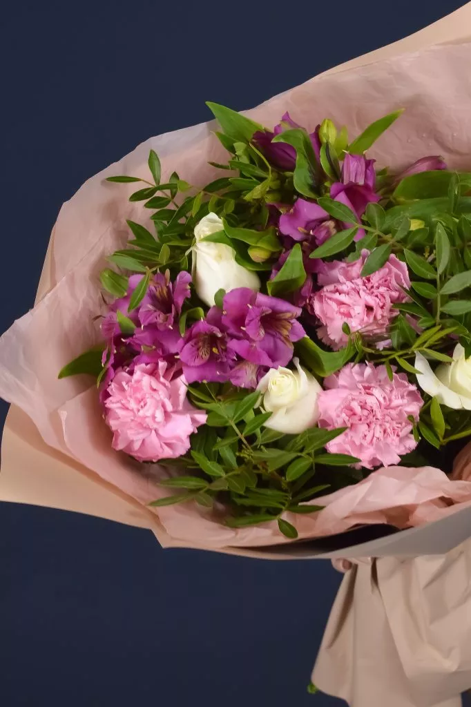 Букет с гвоздикой, фисташкой, розами и альстромериями