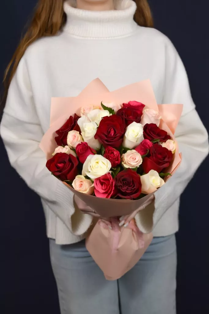 25 роз микс 40 см в оформлении