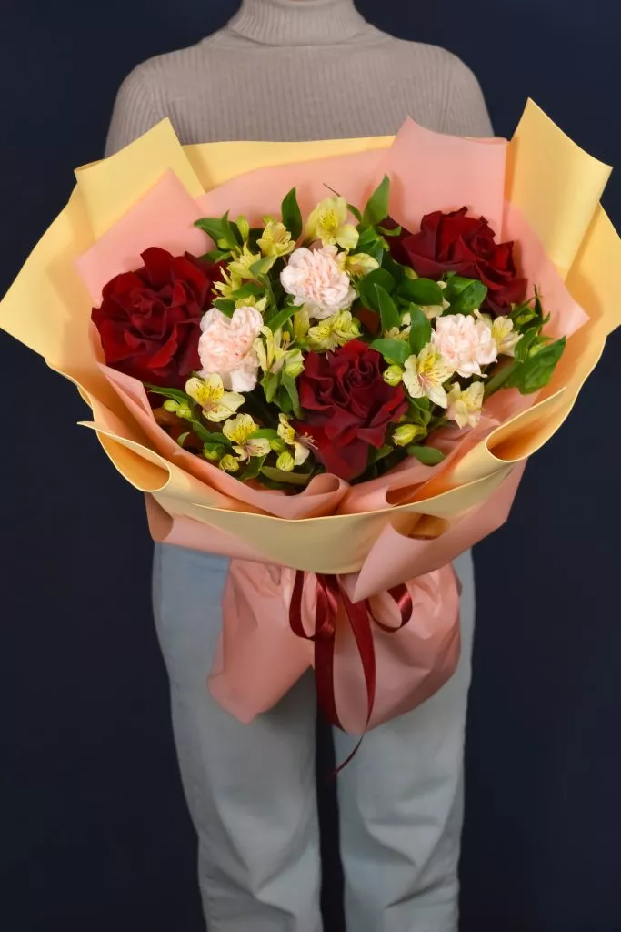 Букет с гвоздикой, розами и альстромериями