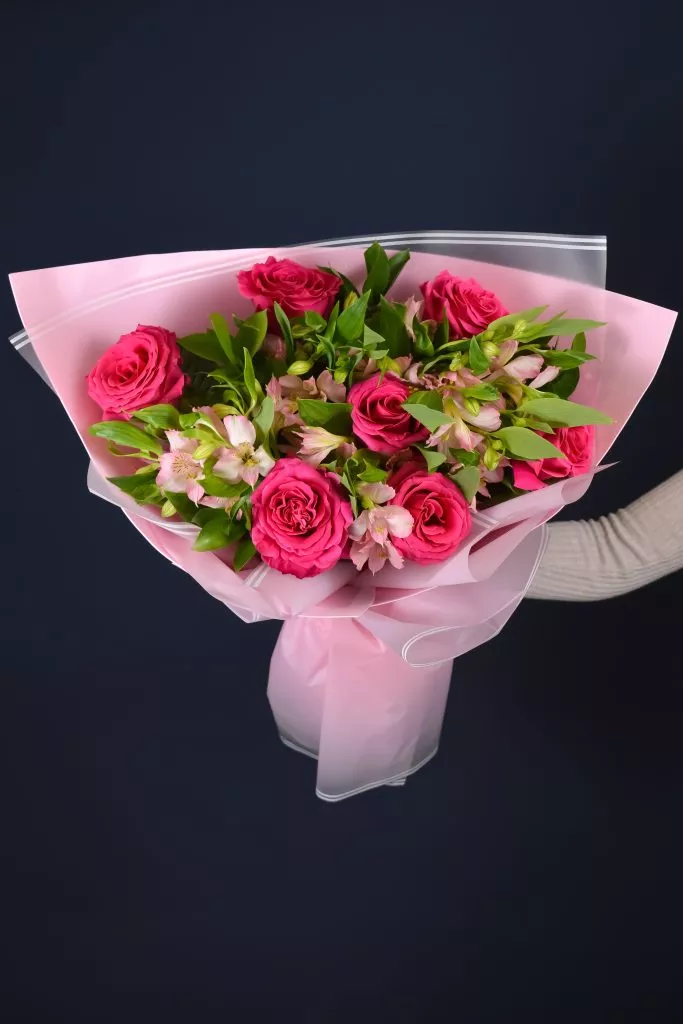 Букет с розами и альстромериями