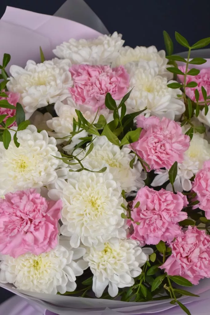 Букет с хризантемами, гвоздиками и фисташкой