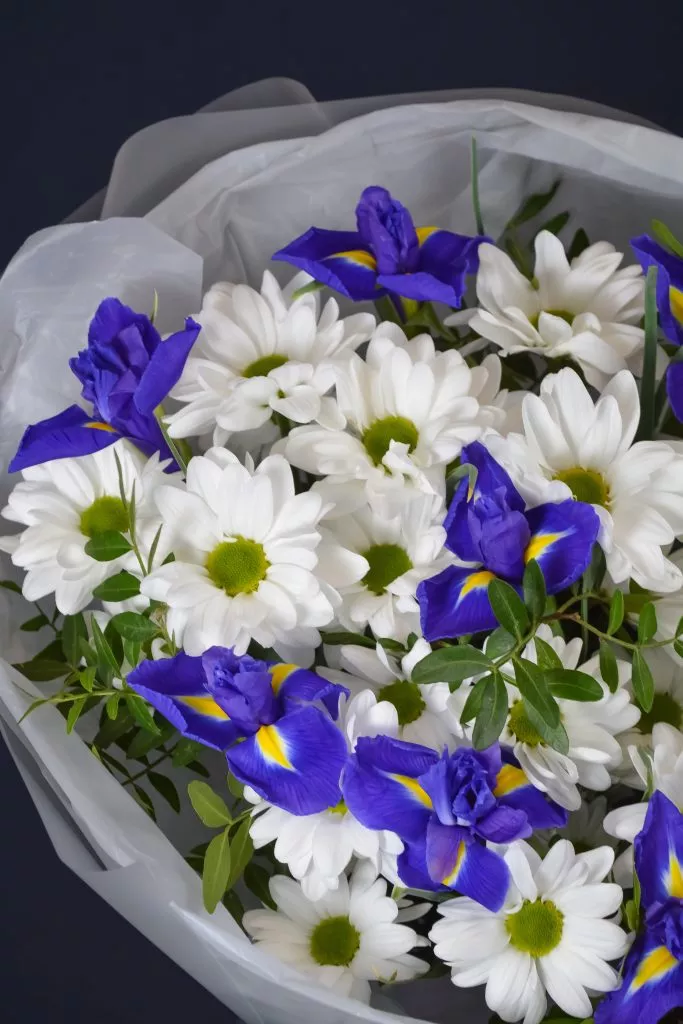 Букет с хризантемой и ирисами