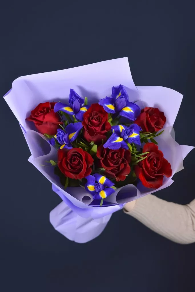 Букет из роз и ирисов