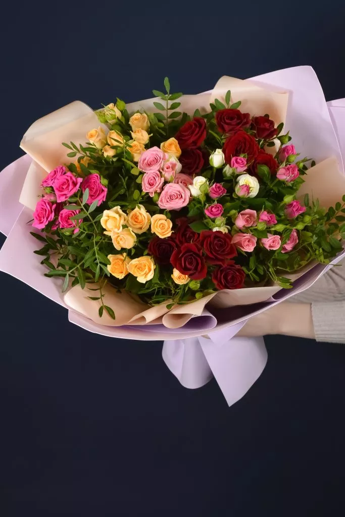 Букет с кустовыми розами и фисташкой