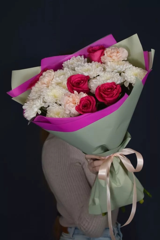 Букет с розами, гвоздиками и хризантемами